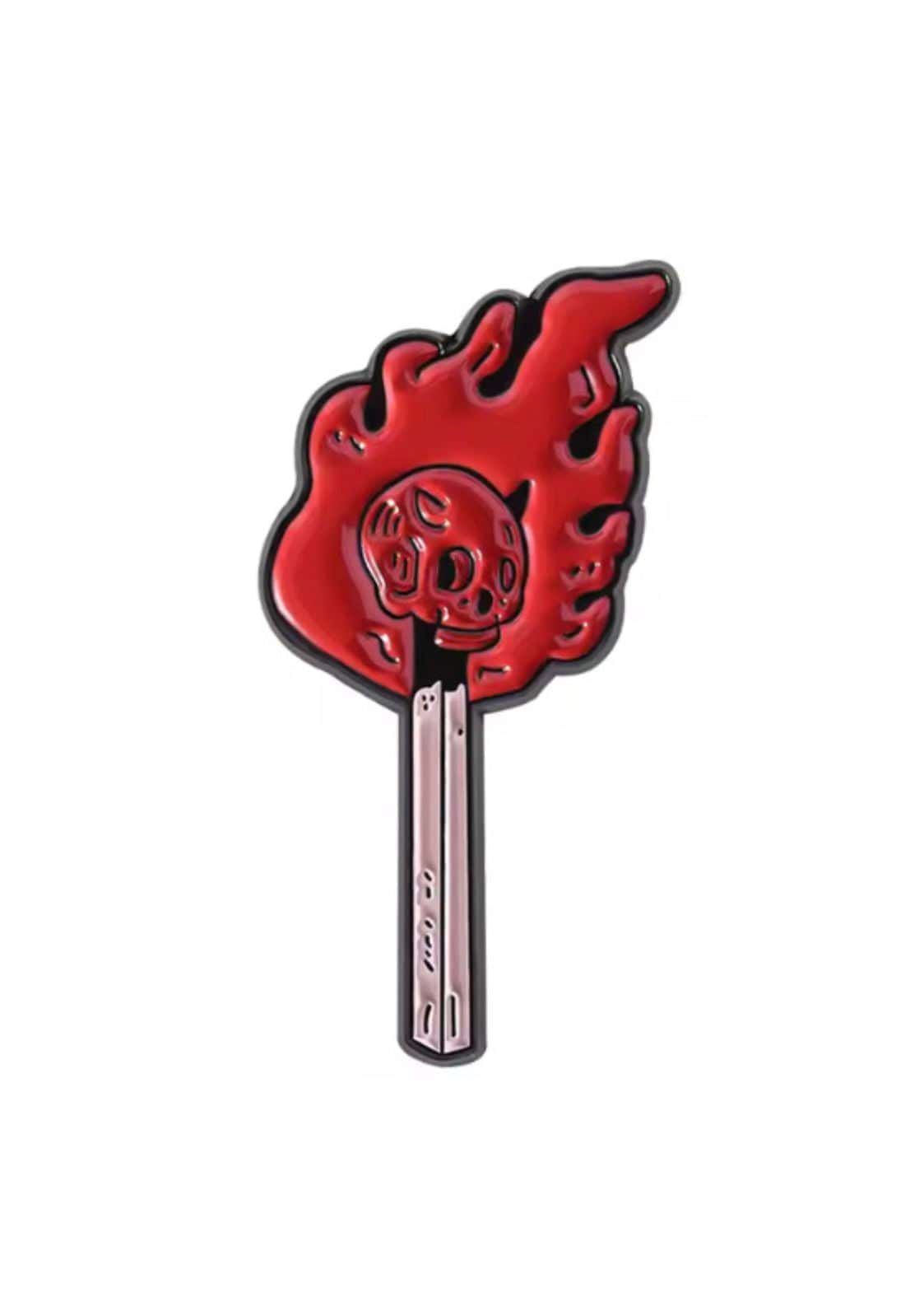 Roter Totenkopf-Schlüsselanhänger mit Flammen und schwarzem Metallakzent.