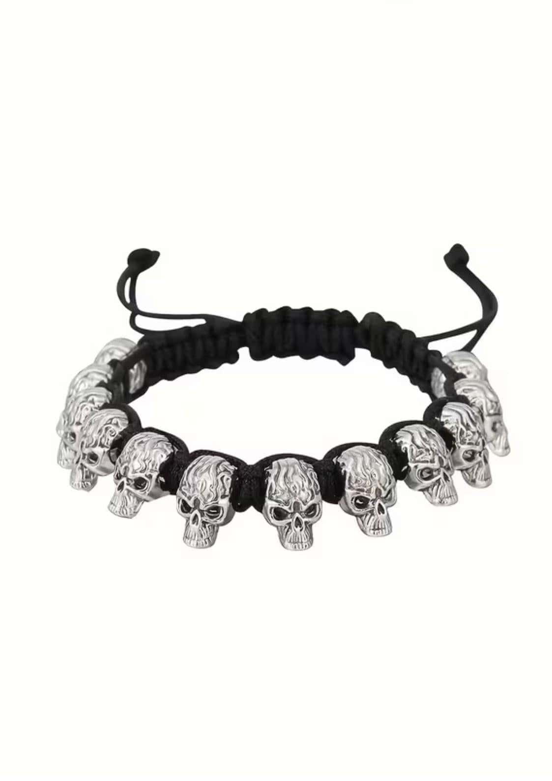 Schwarzes gothic armband flame skulls aus hochwertigem edelstahl mit flammenschädeln als makramee charm