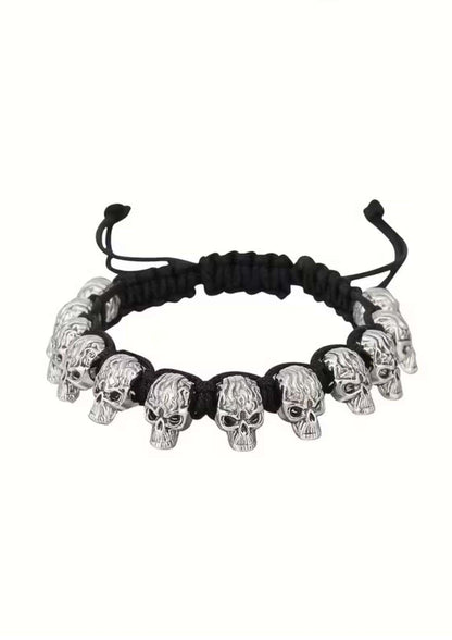 Schwarzes gothic armband flame skulls aus hochwertigem edelstahl mit flammenschädeln als makramee charm
