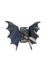Fledermausflügel-Haarspange mit silbernem Metall und schwarzen Flügeln.