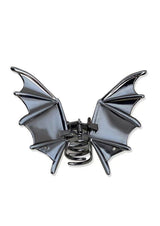Fledermausflügel-Haarspange mit metallischen silbernen Flügeln und schwarzen Akzenten, konzipiert für Halloween oder Kostümzubehör.