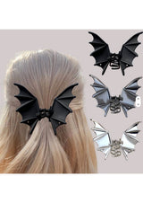 Schwarze Fledermausflügel-Haarspange mit silbernen Akzenten und Feder-Mechanismus.