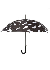 Schwarzer Regenschirm mit weißem Fledermausmuster.