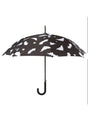 Schwarzer Regenschirm mit weißem Fledermausmuster.