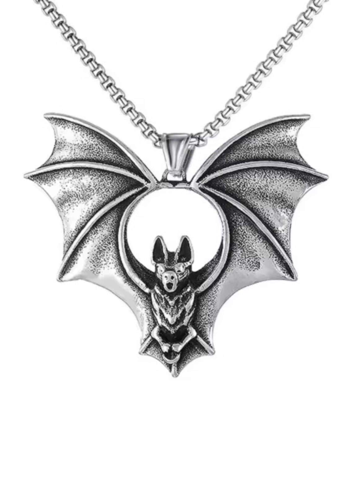 Silberfarbene flying bat big halskette mit ausgebreiteten flügeln und bat big anhänger
