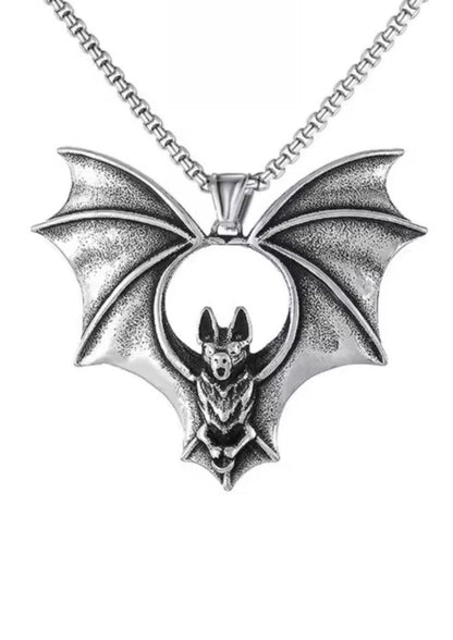 Silberfarbene Fledermaus-Halskette mit ausgestreckten Flügeln.