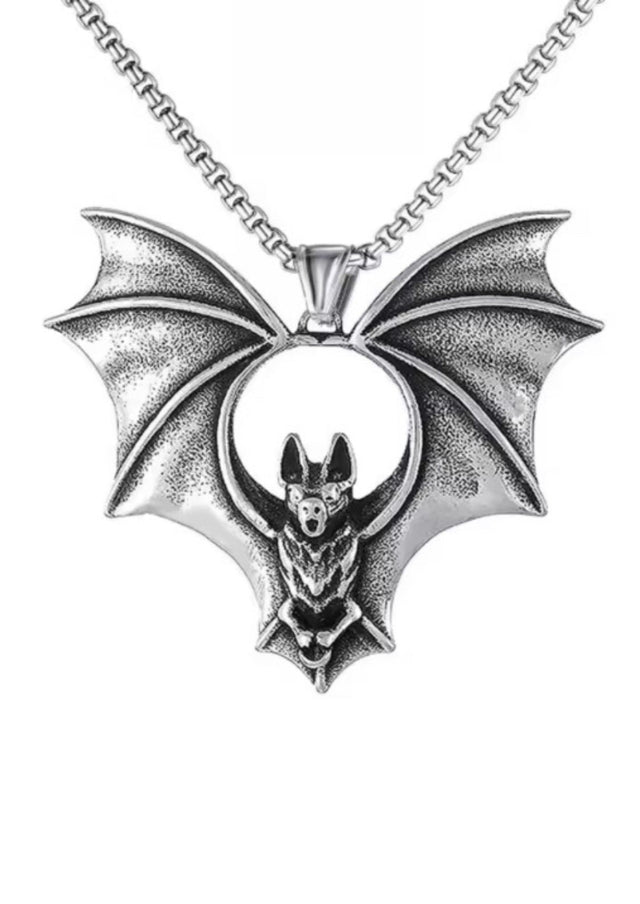 Silberfarbene Fledermaus-Halskette mit ausgestreckten Flügeln.