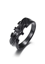 Schwarzer Drachenring mit aufwendigem Design aus Schuppen und Klauen, aus Edelstahl gefertigt.