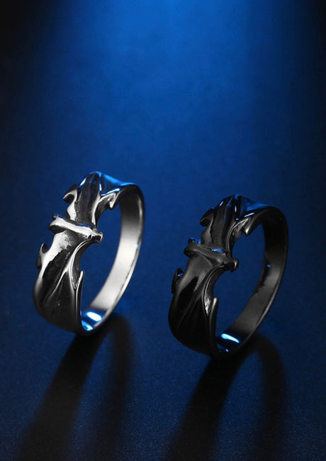 Silberner Wolf-Ring mit schwarzen Akzenten, Material Edelstahl.