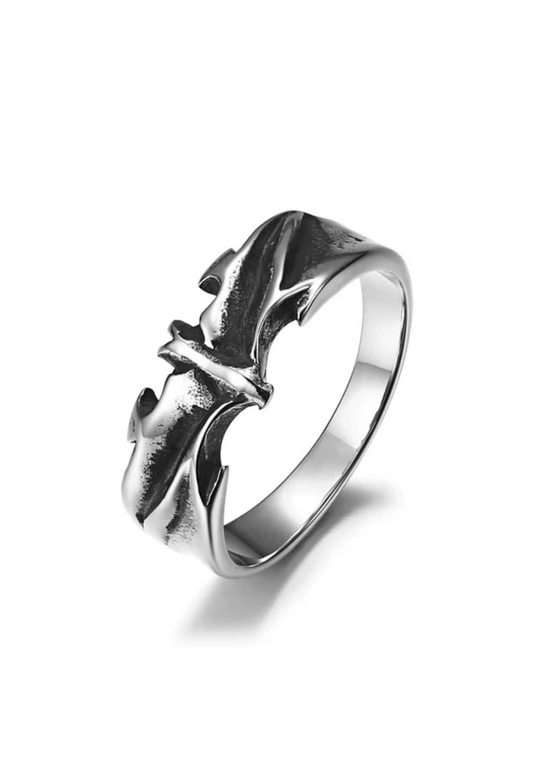Silberner fliegender bat ring aus metall mit detailliertem dreidimensionalem flugzeugemblem und strukturierten flügeln