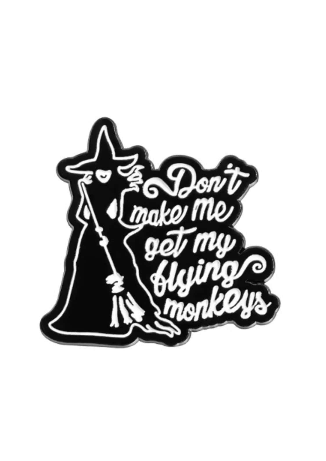 Schwarze Hexen-Emaille-Anstecknadel mit weißem Text und Design, die einen Besenstiel zeigt