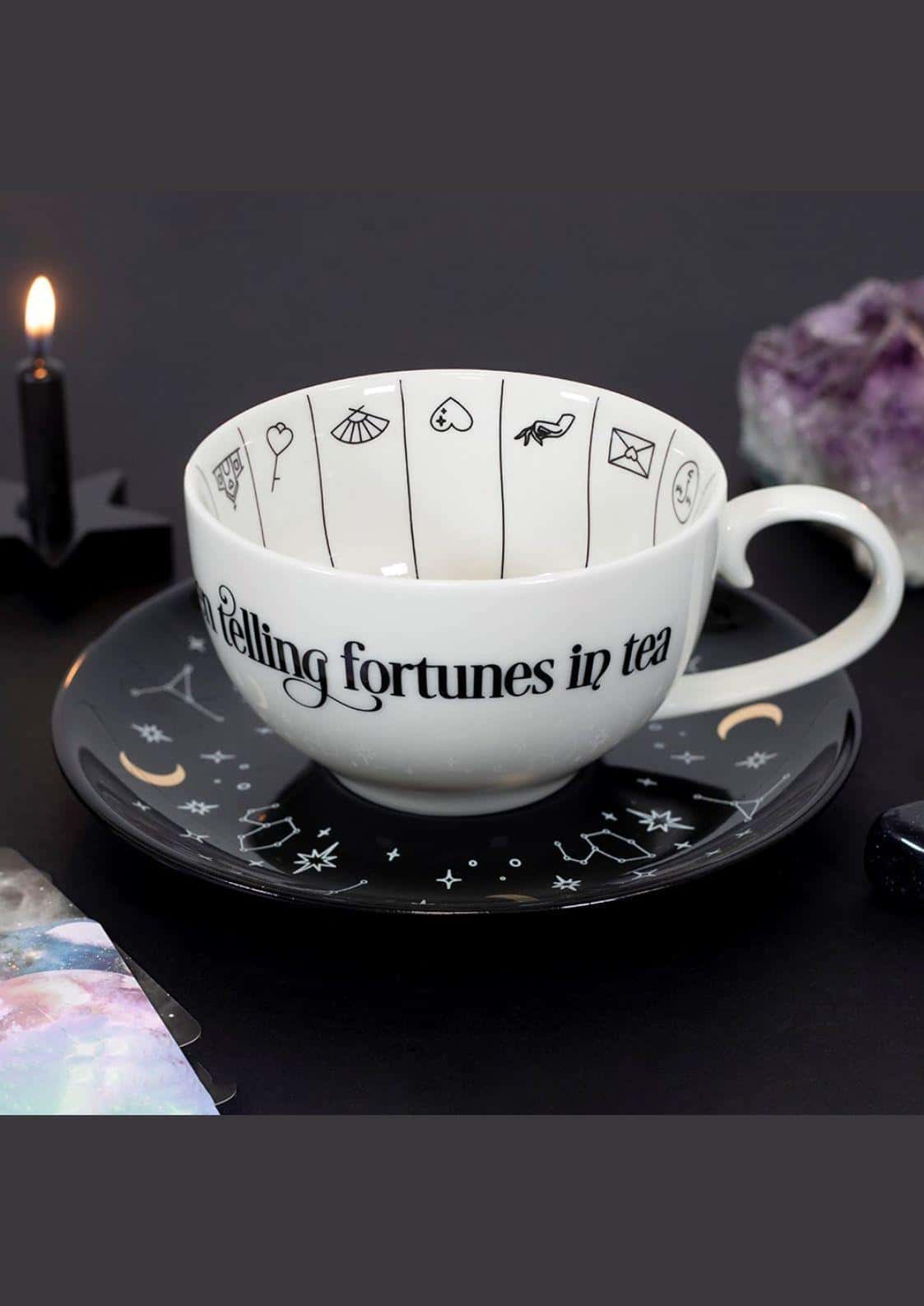 Weiße einzigartige teetasse aus keramik mit wahrsage- und astrologische symbole und astrologischen symbolen verziert