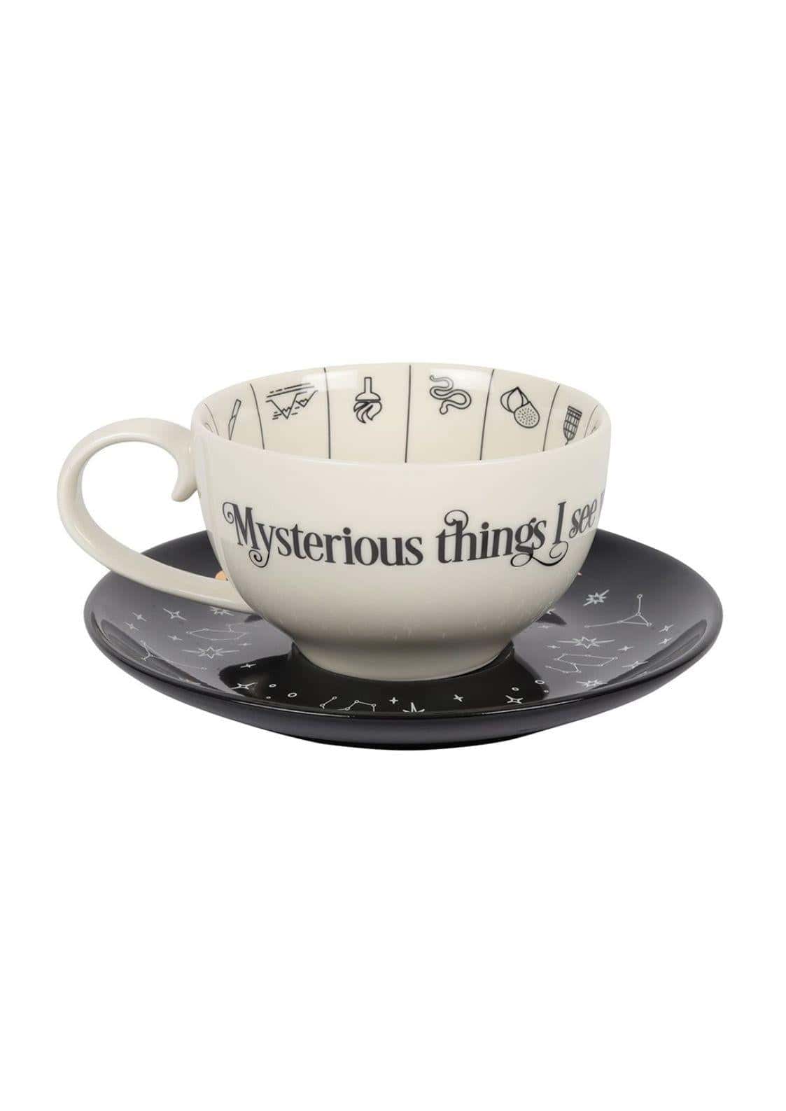 Creamfarbene keramik teetasse mit wahrsage- und astrologischen symbole verziert auf passendem untersetzer