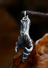 Silbernes Dinosaurier-Anhängerkettchen mit aufwendigen Details und polierter Oberfläche.