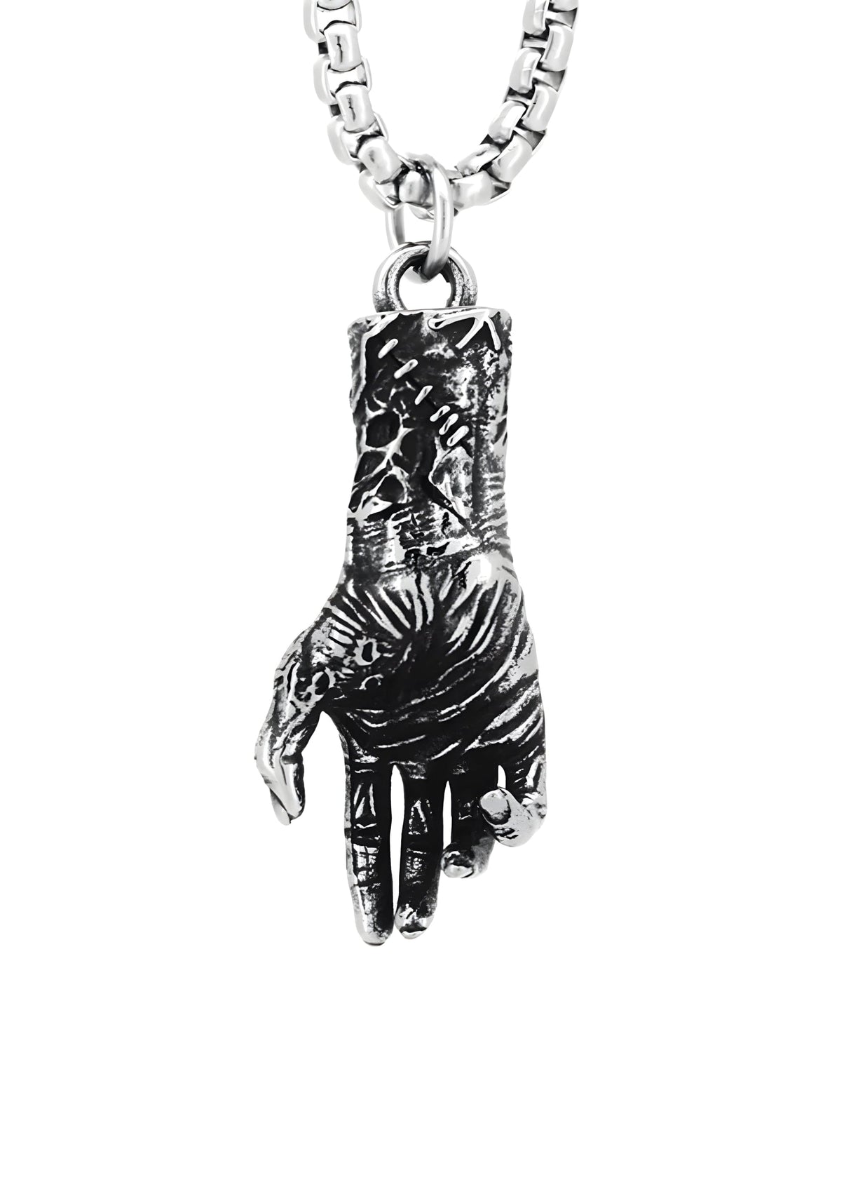 Silberne Anhänger-Halskette mit aufwendigem Design und Kette.