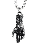 Silberne Anhänger-Halskette mit aufwendigem Design und Kette.