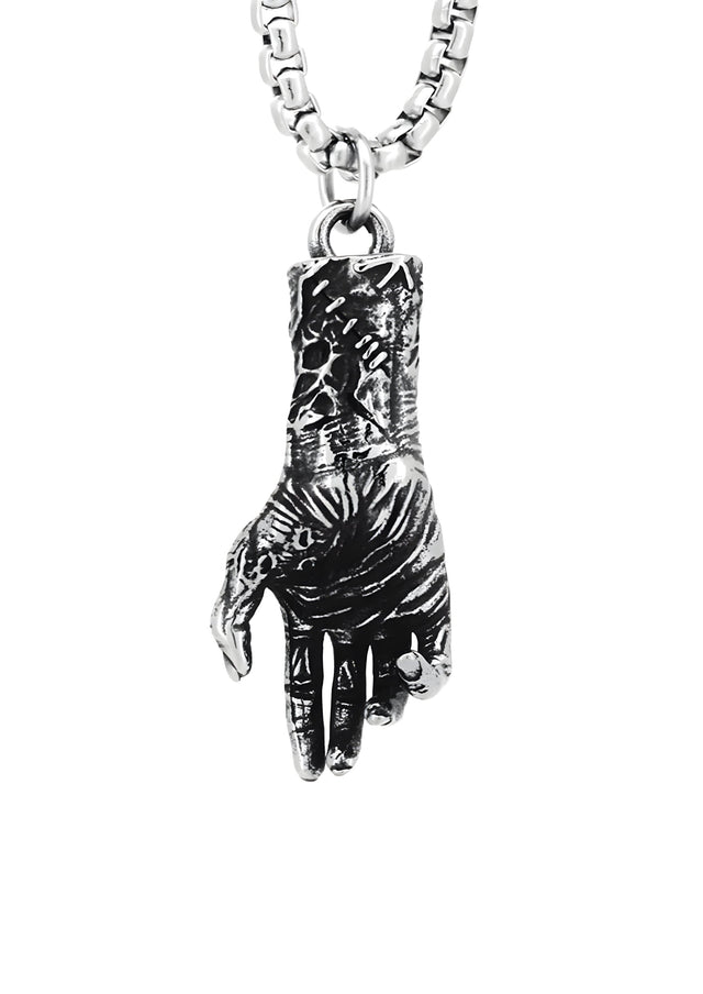 Silberne Anhänger-Halskette mit aufwendigem Design und Kette.