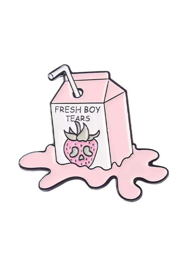 Pink enamel pin in formen einer erdbeer-milchkarton mit strohhalm und text fresh boy tears, gothic horror design
