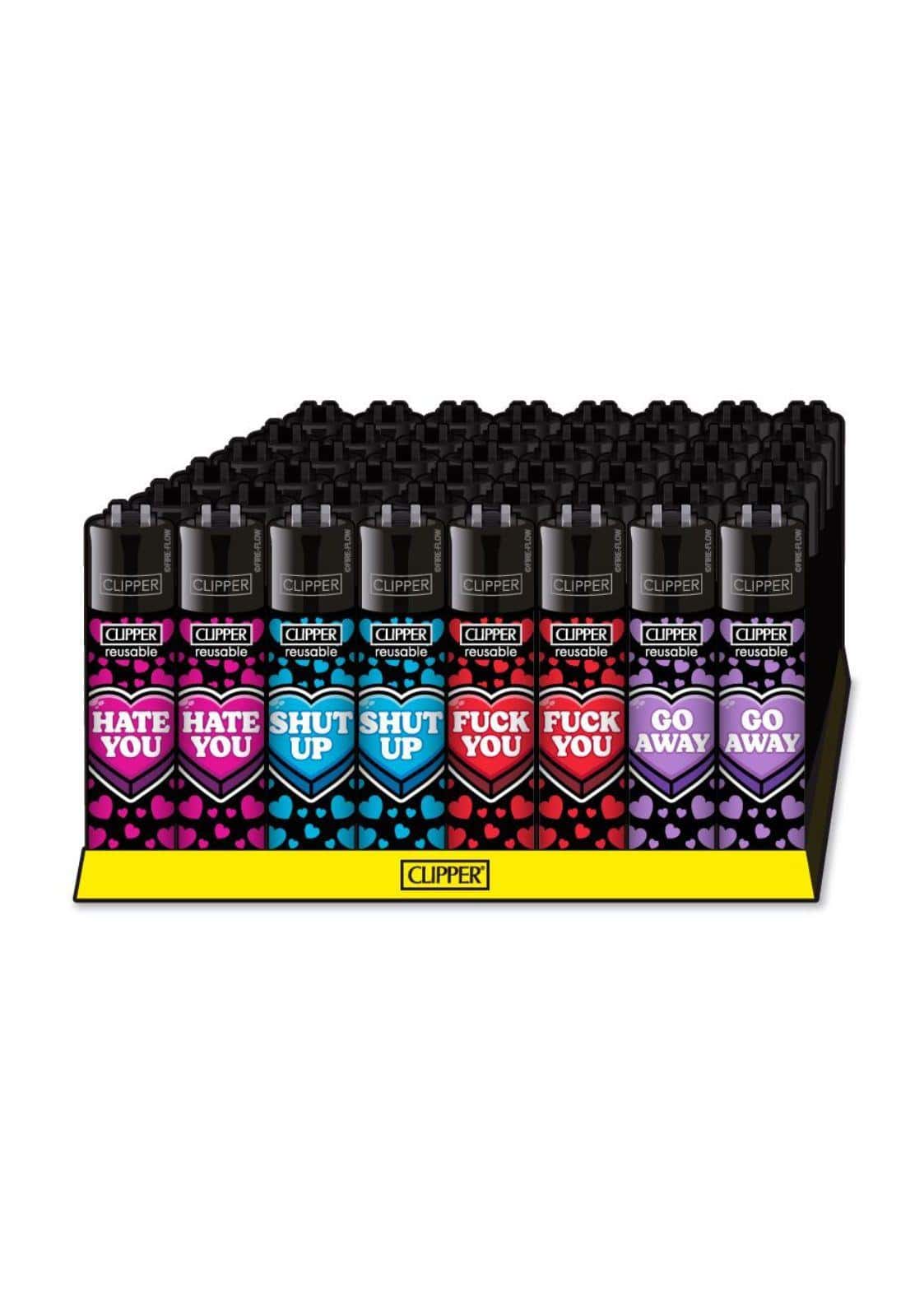 Eine reihe bunter clipper feuerzeuge nachfüllbar mit herzdesigns in pink blau rot und lila und gleichmäßiger flamme