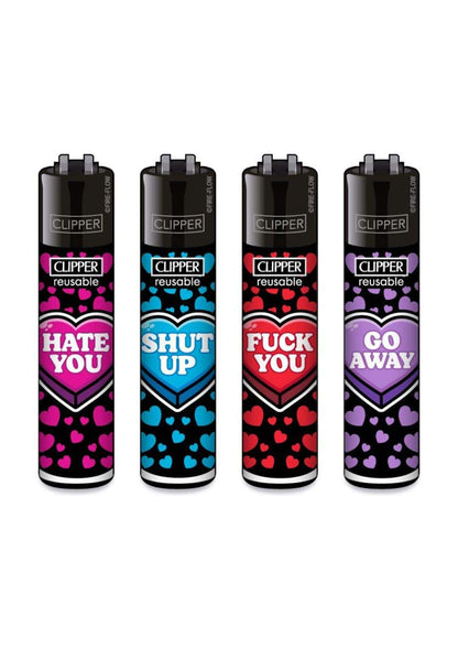 Vier schwarze clipper feuerzeuge nachfüllbar mit bold herzdesign und kleinen herzen für gleichmäßige flamme