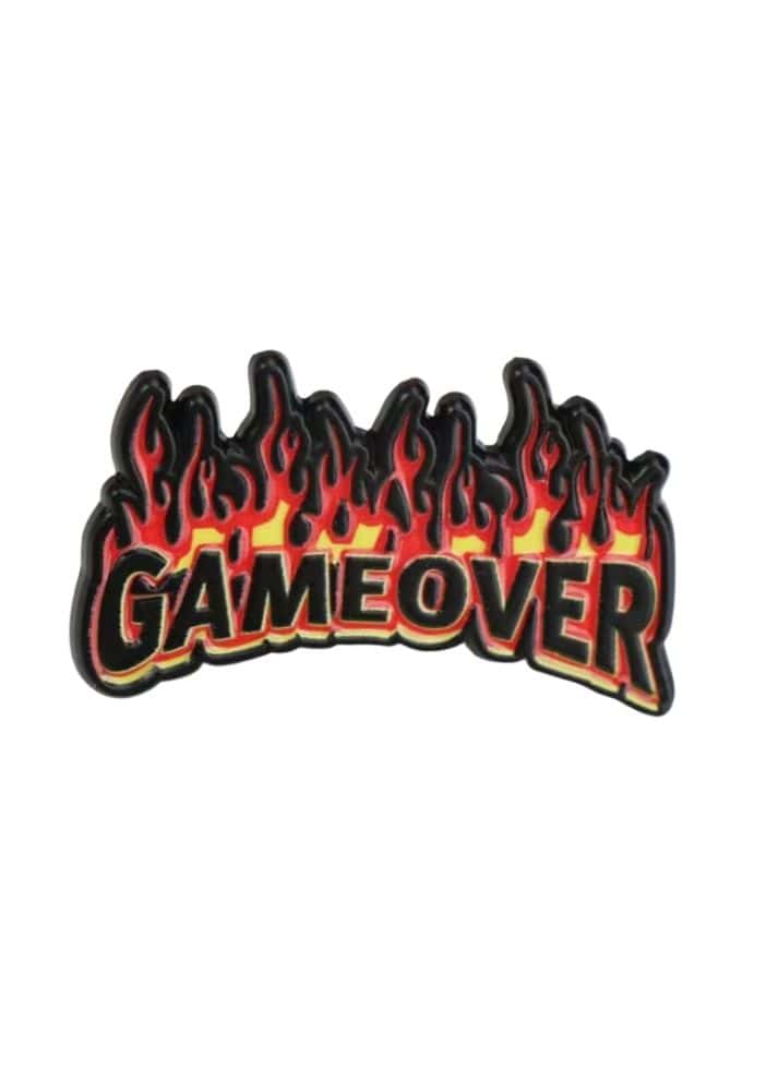 Ein hochwertige pin game over mit flammenmotiv in rot und orange und kompromisslose dark fashion emotionale tiefe