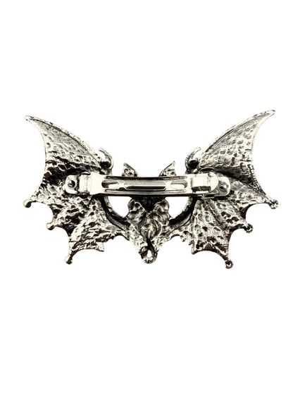 Silberfarbene gargoyle bat haarklammer in form einer fledermaus mit strukturierten flügeln und dekorativem zentrum