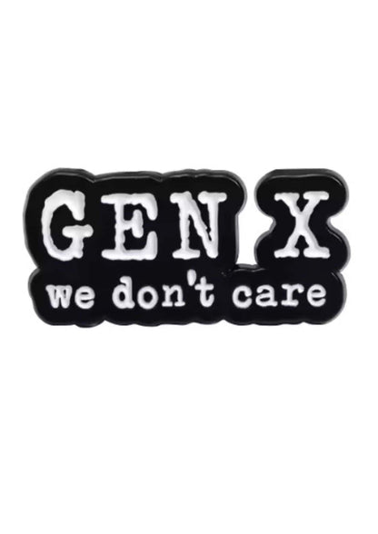 Schwarzer und weißer Aufnäher mit der Aufschrift ’Gen X We Don’t Care’.