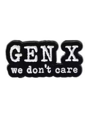 Schwarzer und weißer Aufnäher mit der Aufschrift ’Gen X We Don’t Care’.