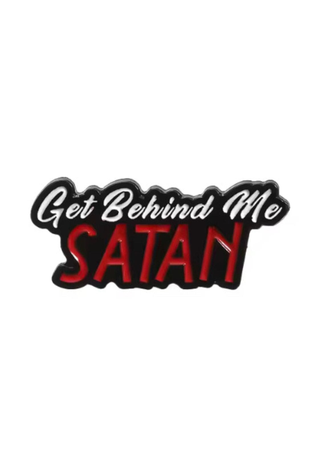Roter und schwarzer Emaille-Anstecker mit dem Spruch »Weiche mir aus, Satan« in einer fetten, stilisierten Schrift.