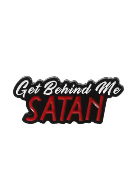Roter und schwarzer Emaille-Anstecker mit dem Spruch »Weiche mir aus, Satan« in einer fetten, stilisierten Schrift.