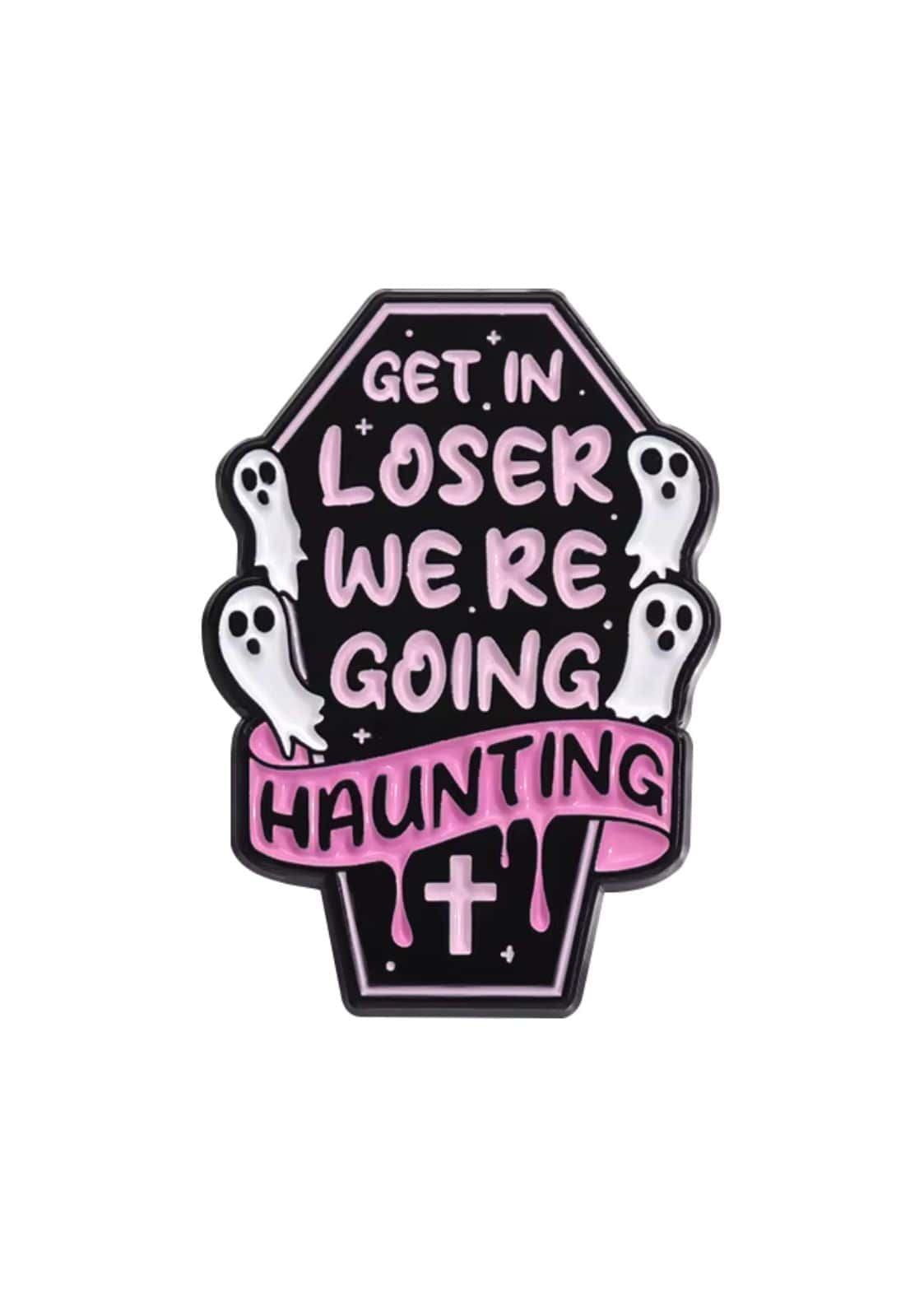 Ein schwarzer, sargförmiger Emaille-Anstecker mit pinker Schrift, die ‘steig ein, Verlierer, wir gehen spuken’ sagt, und weißen Geisterfiguren darum herum.
