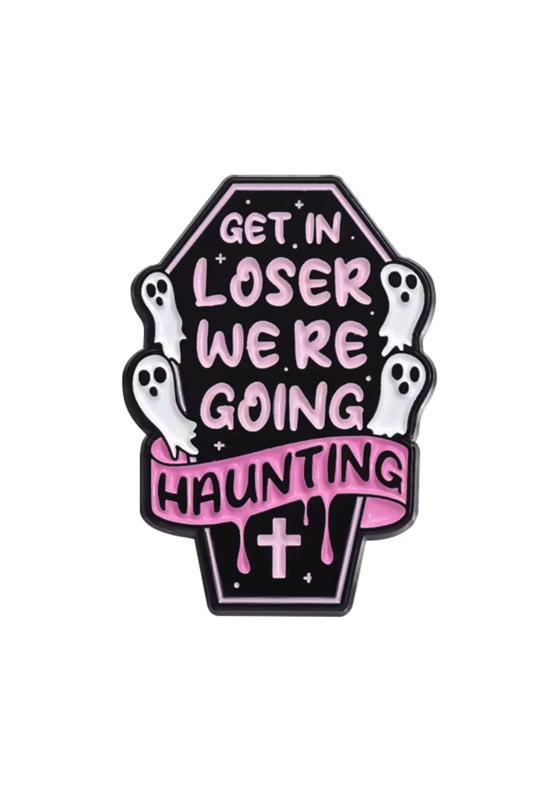 Ein schwarzer, sargförmiger Emaille-Anstecker mit pinker Schrift, die ‘steig ein, Verlierer, wir gehen spuken’ sagt, und weißen Geisterfiguren darum herum.