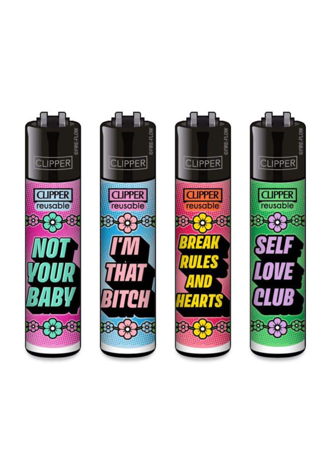 Vier bunte clipper feuerzeuge mit auffälligen slogans und floralen mustern in pink blau orange und grün für dark fashion fans