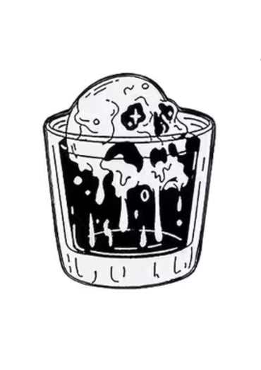 Eine scoop eis schmilzt in einem dunklen getränk in einem klaren glas skull pin mit gothic und alien design