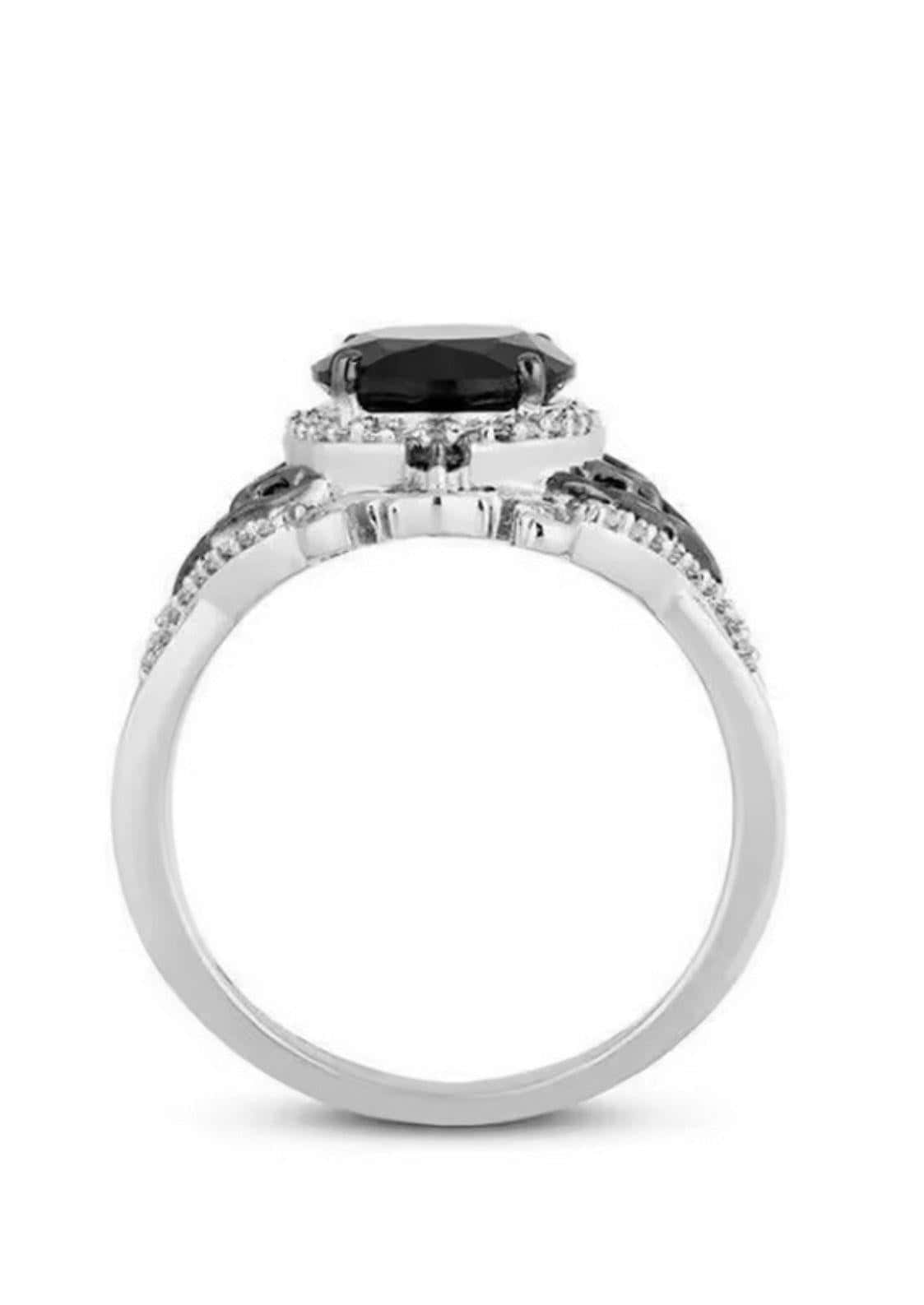 Eleganter glitter gothic ring mit schwarzem onyx in kissenform und halo aus funkelnden diamanten im silberband markantem glanz