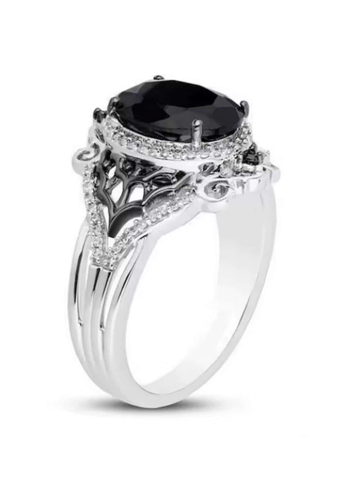Eleganter glitter gothic ring aus silber mit ovalem schwarzem stein und markantem glanz durch filigrane details