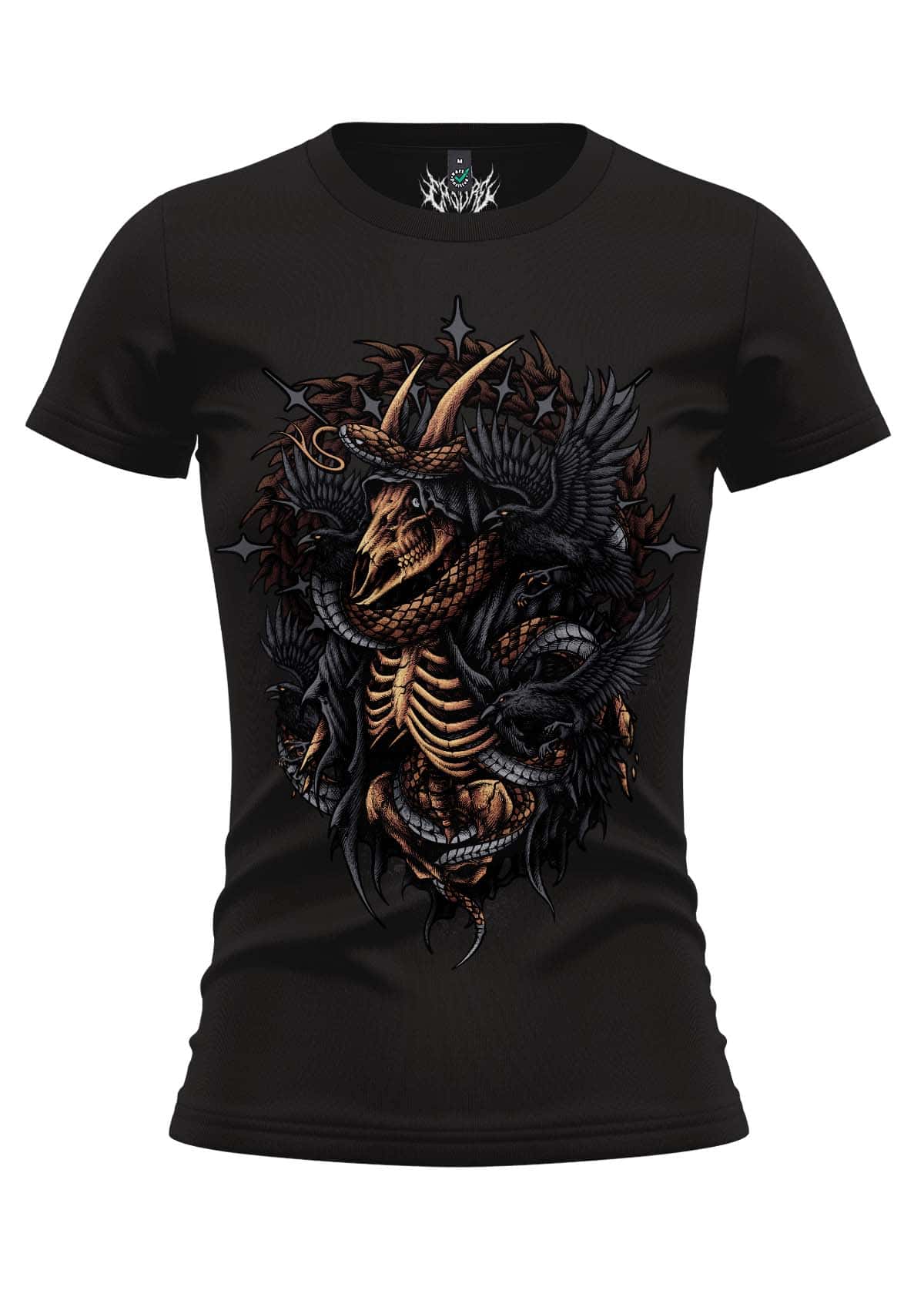 Schwarzes kurzärmeliges T-Shirt mit einem detaillierten, dunkel getönten Grafikmotiv eines skelettierten Ziegenbocks mit Hörnern, die von Schlangen umwunden sind und von Flügeln umgeben.