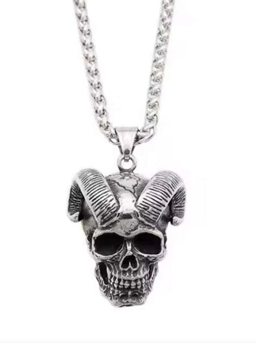 Silberfarbene gothic halskette mit goat skull anhänger und detaillierten widderhörnern aus metall