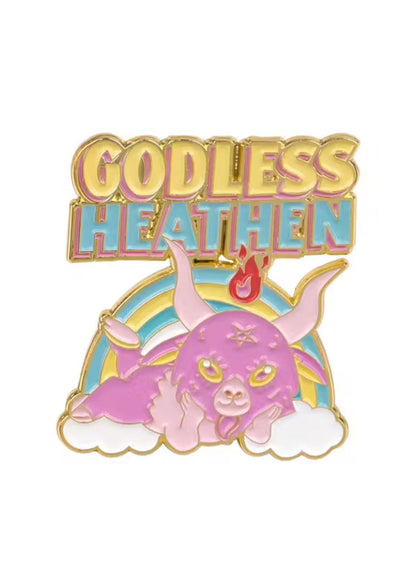 Eine rosafarbene Baphomet-Emaille-Anstecknadel mit einem Regenbogen und dem Text ’GODLESS HEATHEN’.
