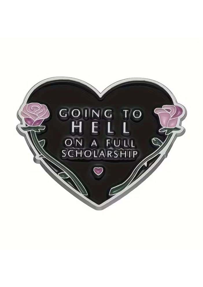 Schwarzer herzförmiger emaille-pin mit silberner umrandung, pinken rosen und gothic text going to hell on a full scholarship