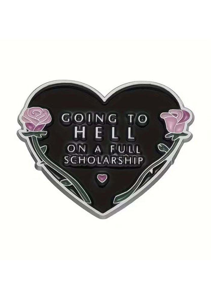 Schwarzer herzförmiger emaille-pin mit silberner umrandung, pinken rosen und gothic text going to hell on a full scholarship