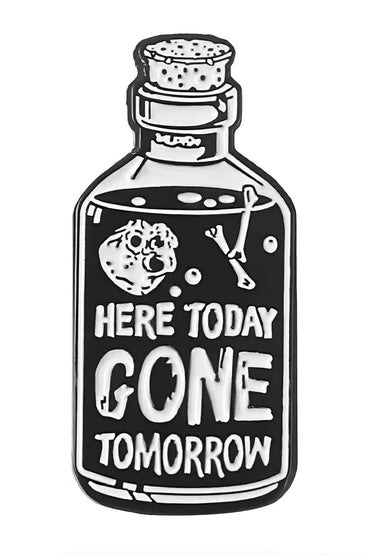 Schwarz-weißer emaillierter pin in flaschenform mit phrase here today gone tomorrow für gothic horror fans