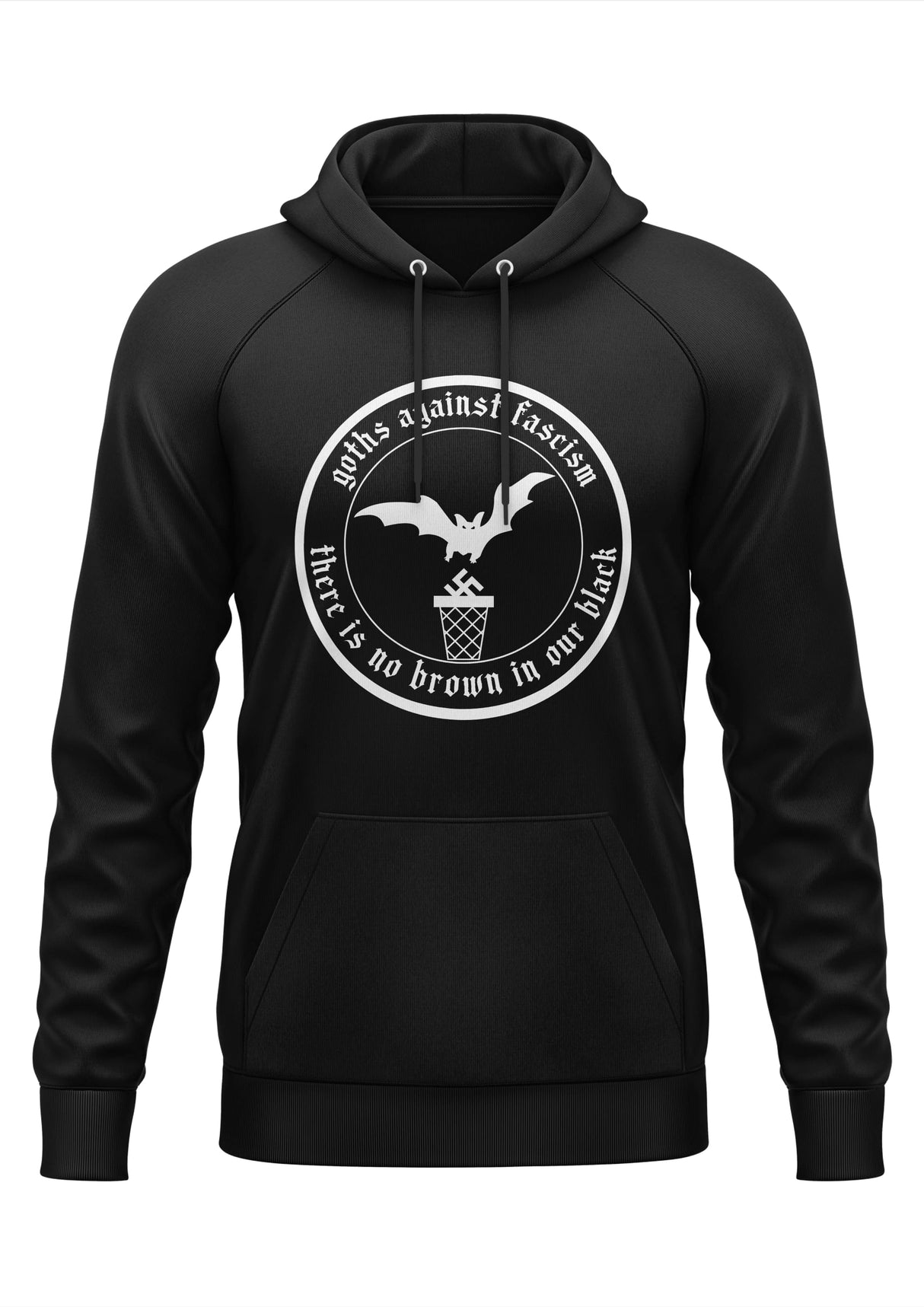 Schwarzer Hoodie mit einem weißen runden Grafikmotiv, das eine Fledermaus, Text mit ‚goths against fascism‘ und ‚there is no brown in our black‘ sowie ein Basketballkorb-Design zeigt.
