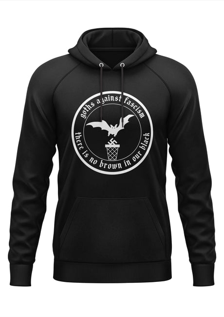 Schwarzes Hoodie mit einem weißen runden Grafikmotiv, das eine Fledermaus, den Text ’Goths gegen Faschismus’ und ’es gibt kein Braun in unserem Schwarz,’ sowie ein Basketballkorb-Design zeigt.