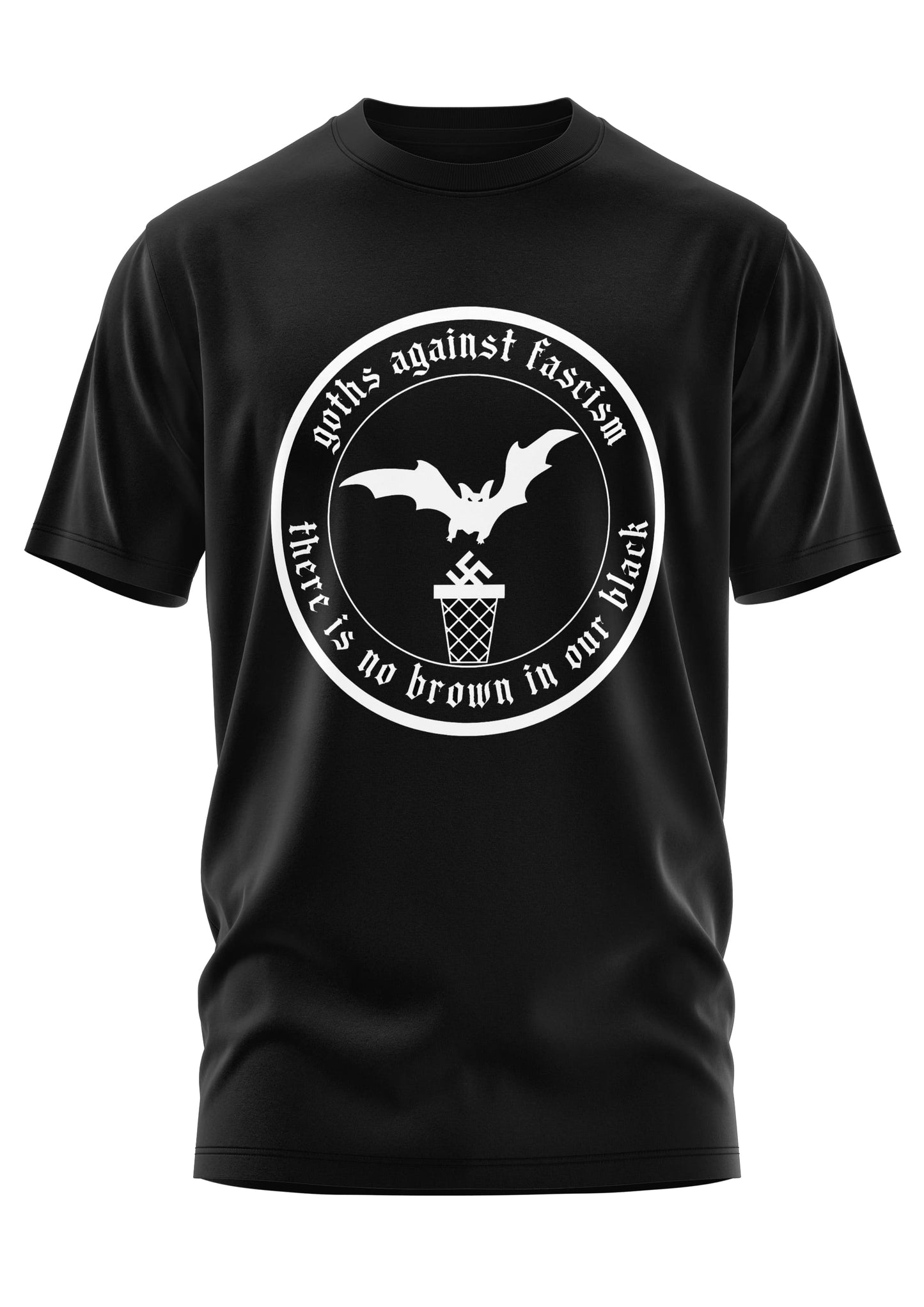 Schwarzes kurzärmliges T-Shirt mit einem weißen runden Grafikmotiv, auf dem eine Fledermaus auf einem Basketballkorb sitzt, umgeben vom Text ’goths against fascism’ und ’there is no brown in our black.’