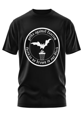 Schwarzes kurzärmliges T-Shirt mit einem weißen runden Grafikmotiv, auf dem eine Fledermaus auf einem Basketballkorb sitzt, umgeben vom Text ’goths against fascism’ und ’there is no brown in our black.’