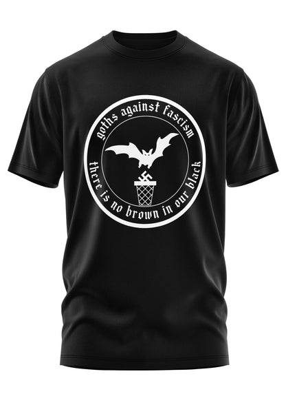 Schwarzes kurzärmliges T-Shirt mit einem weißen runden Grafikmotiv, auf dem eine Fledermaus auf einem Basketballkorb sitzt, umgeben vom Text ’goths against fascism’ und ’there is no brown in our black.’