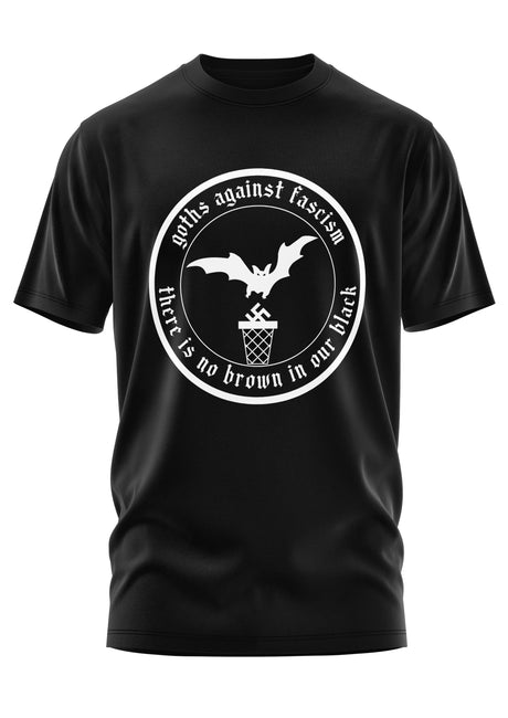 Schwarzes kurzärmliges T-Shirt mit einem weißen runden Grafikmotiv, auf dem eine Fledermaus auf einem Basketballkorb sitzt, umgeben vom Text ’goths against fascism’ und ’there is no brown in our black.’