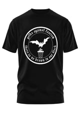 Schwarzes kurzärmliges T-Shirt mit einem weißen runden Grafikmotiv, das eine Fledermaus über einem Mülleimer mit einem Hakenkreuz zeigt, umgeben vom Text ’Goths against fascism’ und ’there is no brown in our black.’