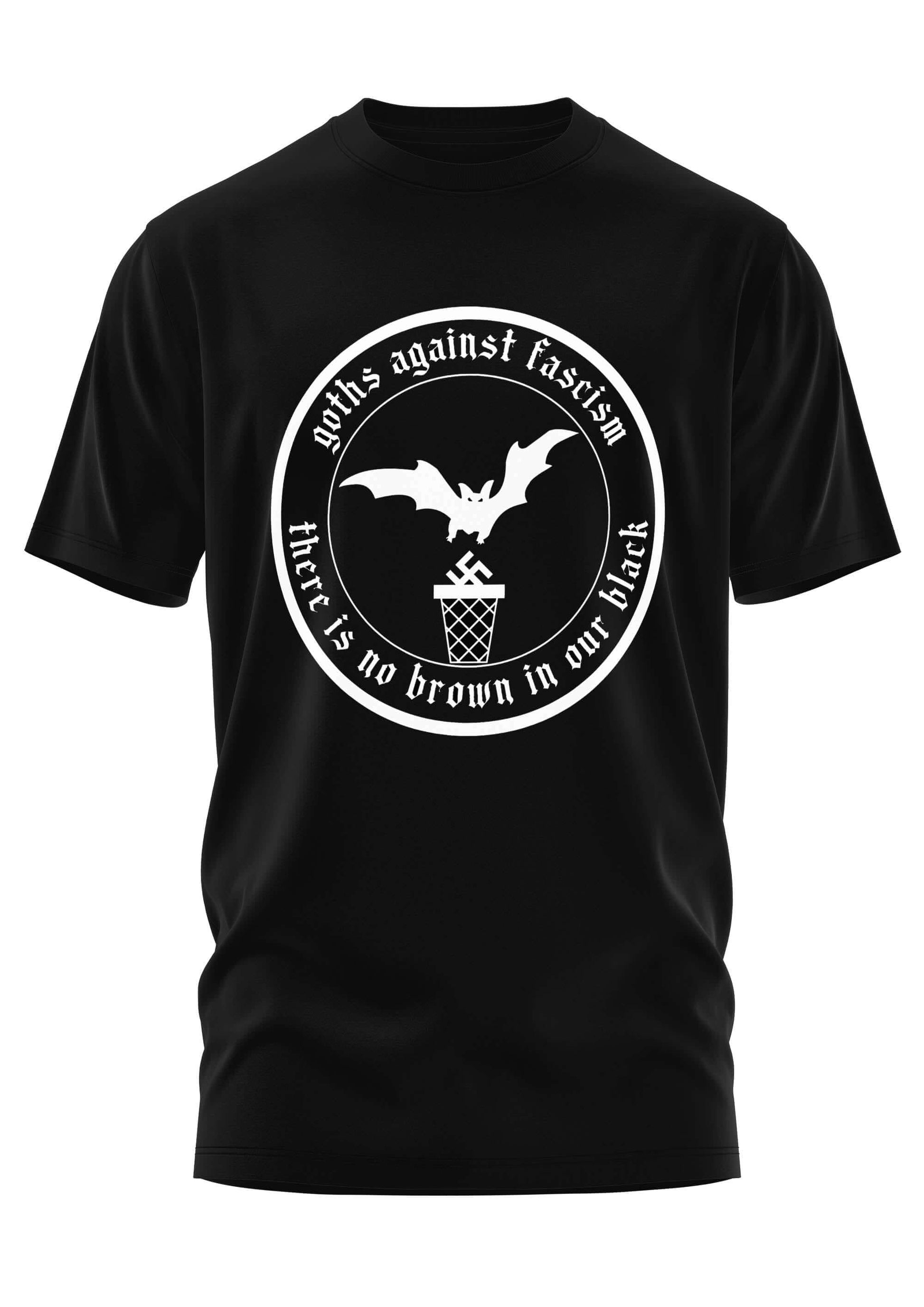 Schwarzes kurzärmliges T-Shirt mit einem weißen runden Grafikmotiv, das eine Fledermaus über einem Mülleimer mit einem Hakenkreuz zeigt, umgeben vom Text ’Goths against fascism’ und ’there is no brown in our black.’